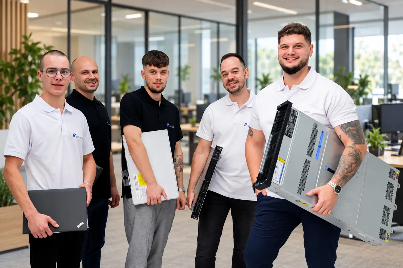 Zespół RSolution z laptopem i sprzętem serwerowym